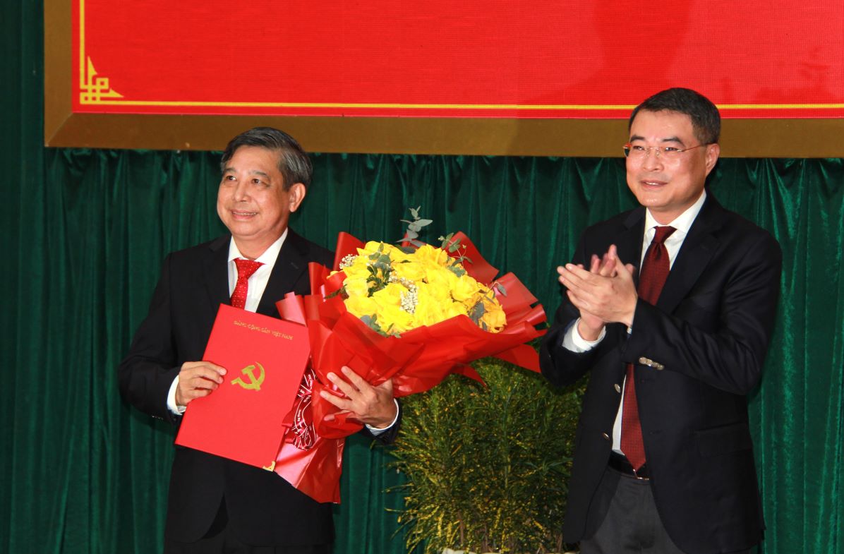Ong Le Minh Hung Truong Ban To chuc Trung uong trao Quyet dinh cho ong Dong Van Thanh. Anh: Ta Quang