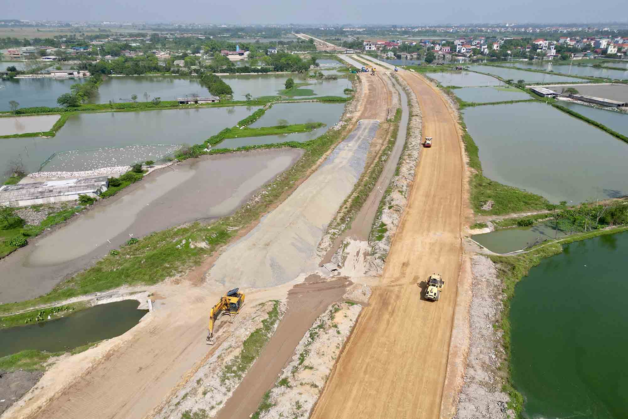 Duong truc phia Nam qua huyen Phu Xuyen chu yeu di qua ao ho, dat nong nghiep tao thuan loi cho viec thi cong va giai phong mat bang. Anh: Huu Chanh