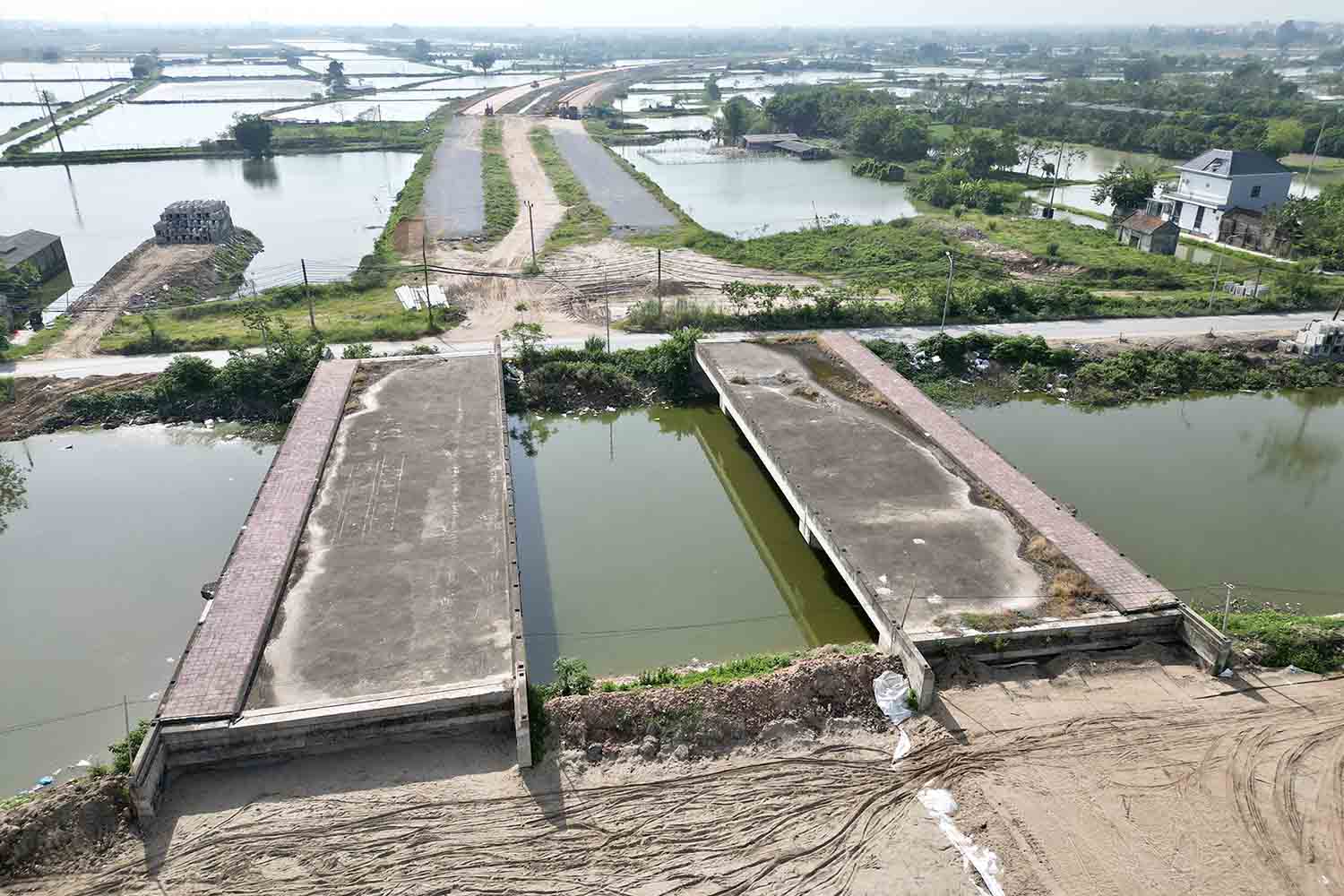 Theo du kien, trong quy I/2025, toan bo cac phan viec thi cong, xay lap o day se hoan thanh de dam bao thong xe, ket noi du an voi Tinh lo 429. Anh: Huu Chanh