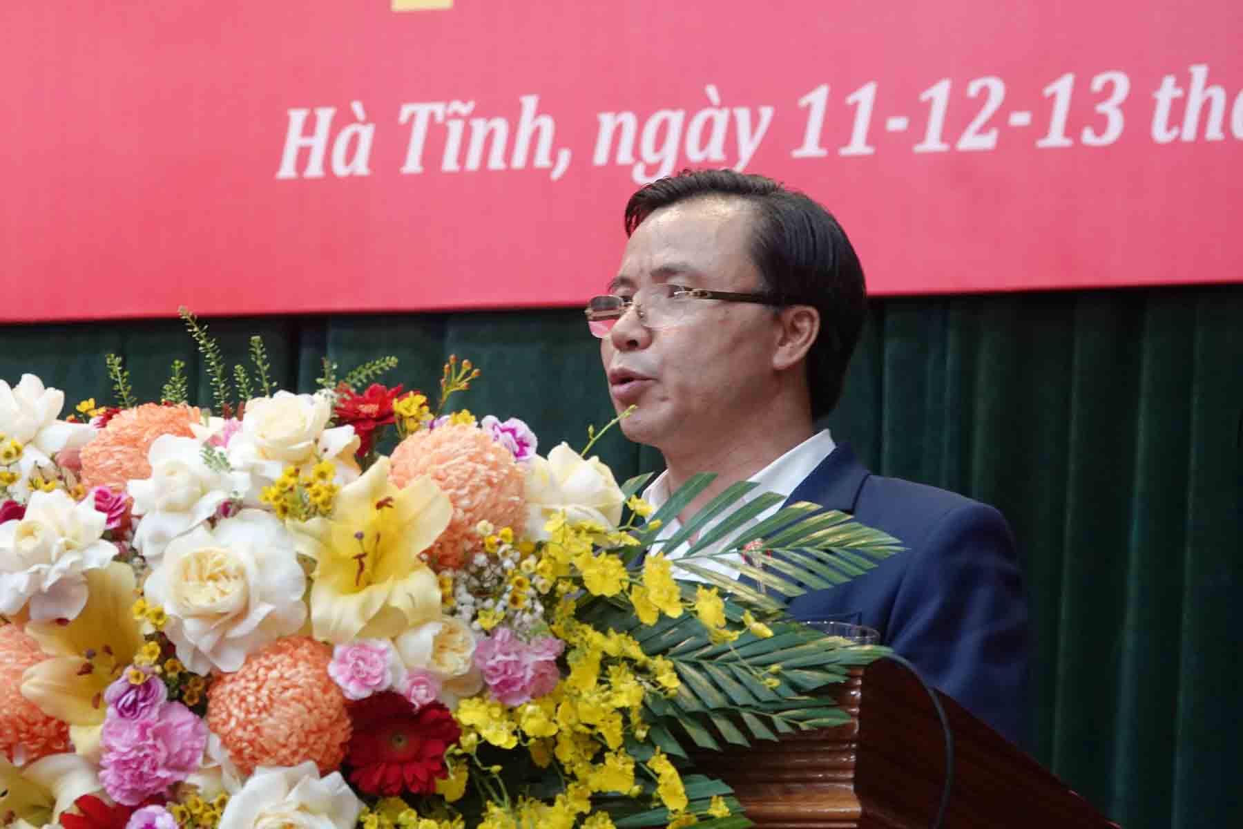 Mr. Le Ngoc Huan - Director of Ha Tinh Department of Natural Resources and Environment answered questions related to licensing and mineral exploitation. Photo: Tran Tuan.