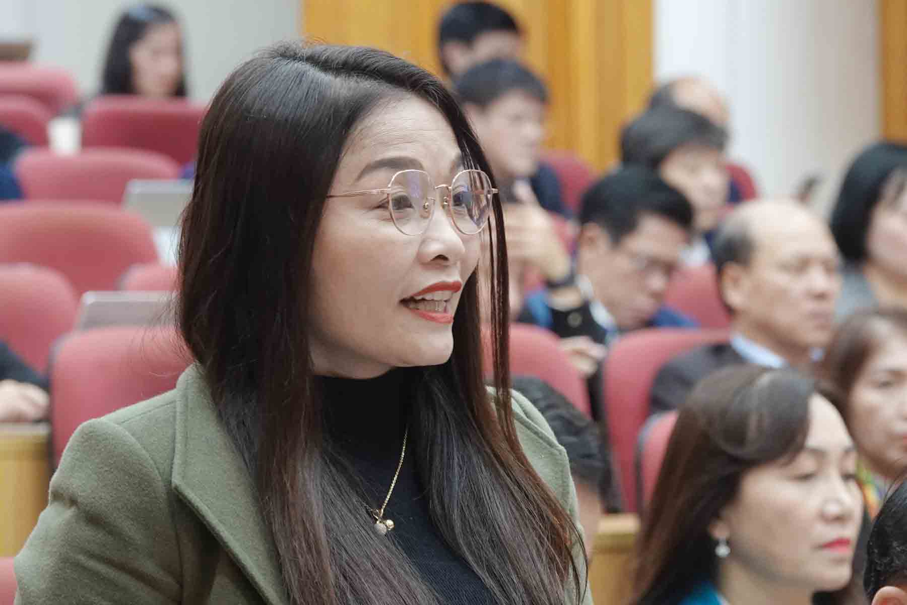 Dai bieu Nguyen Thi Ha Tan chat van Giam doc So TNMT. Anh: Tran Tuan.