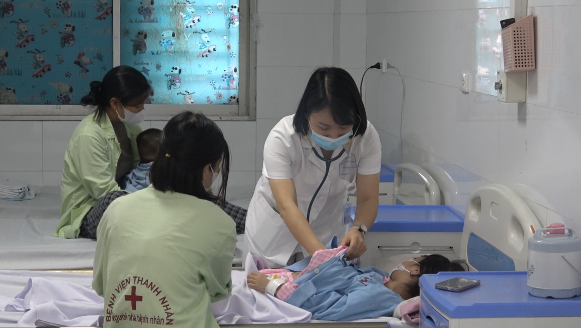 Con gai chi Dinh Thi Phuong o Hoang Mai, Ha Noi nhap vien dieu tri do mac benh soi. Anh: Cao Thom 