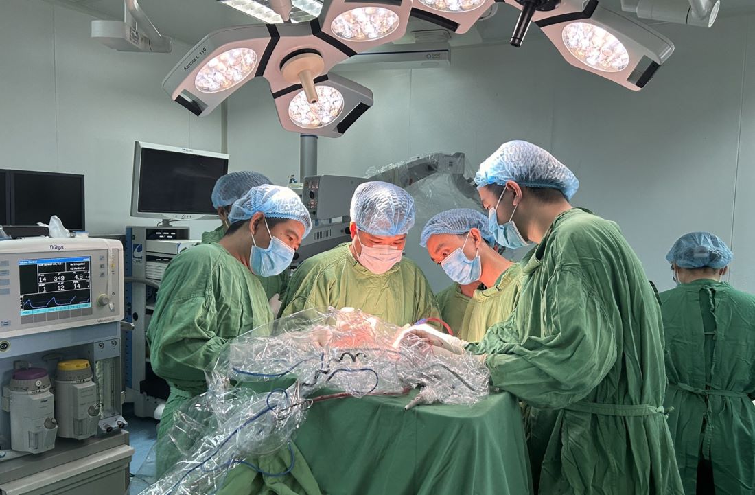 It is necessary to encourage and motivate the medical team to improve their capacity through preferential policies. In the photo: Doctors at Quang Tri General Hospital perform microsurgery to remove meningioma. Photo: Quang Tri General Hospital