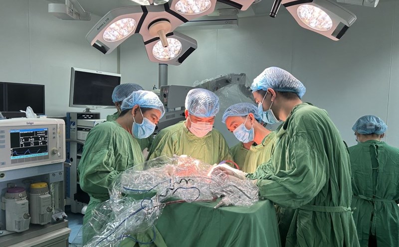 It is necessary to encourage and motivate the medical team to improve their capacity through preferential policies. In the photo: Doctors at Quang Tri General Hospital perform microsurgery to remove meningioma. Photo: Quang Tri General Hospital