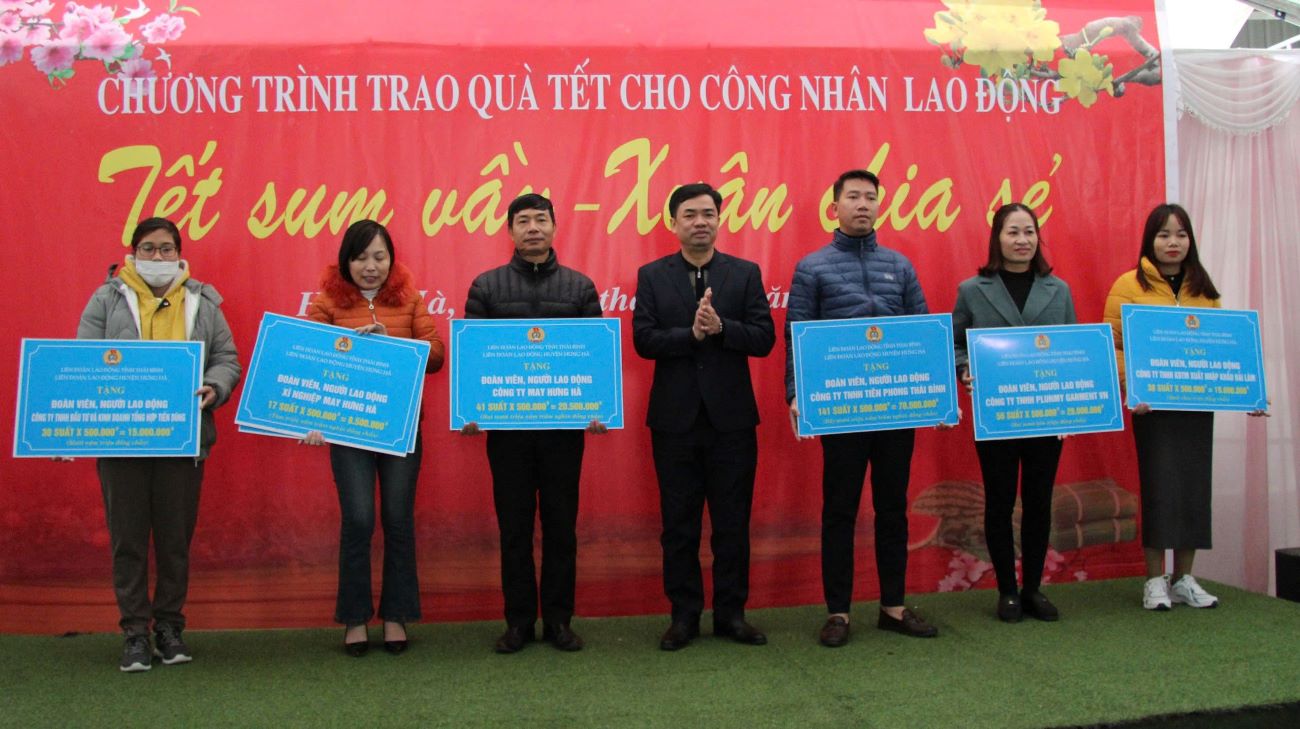 Chairman of Thai Binh Provincial Labor Federation Bui Xuan Vinh presents Tet 2024 gifts to workers in Hung Ha district. Photo: Ba Manh