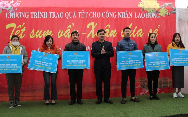 Chairman of Thai Binh Provincial Labor Federation Bui Xuan Vinh presents Tet 2024 gifts to workers in Hung Ha district. Photo: Ba Manh