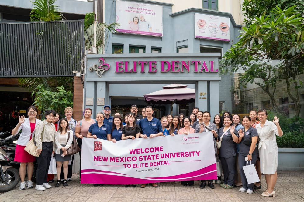 Dr. Le Nguyen Trami, representing Elite Dental, welcomed the trainee group on the morning of December 10. Photo: Provided by the company