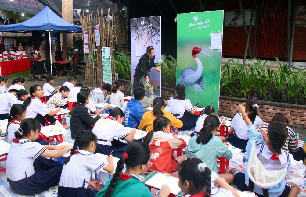Ban to chuc quan tam, cham soc cac thi sinh trong suot thoi gian tham du cuoc thi. Anh: Thanh Mai