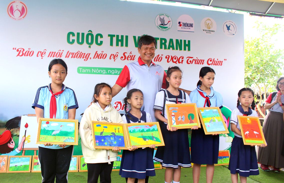  Tien si Tran Triet - giang vien Truong dai hoc Khoa hoc Tu nhien, Dai hoc Quoc gia TP Ho Chi Minh, Giam doc Chuong trinh Bao ton seu Dong Nam A, trao thuong cho cac tac gia dat giai de to chuc trien lam cho nhieu nguoi cung thuong thuc. Anh: Thanh Mai