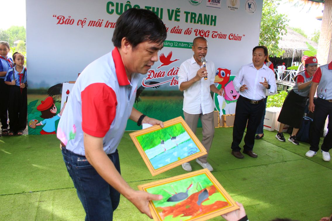 Ong Nguyen Hoang Minh Hai -Truong phong Khoa hoc va Hop tac quoc te cua Vuon Quoc gia Tram Chim tiep nhan cac tac pham tranh ve Seu dau do tu cac hoa si “nhi” sau khi ket thuc cuoc thi. Anh: Thanh Mai 