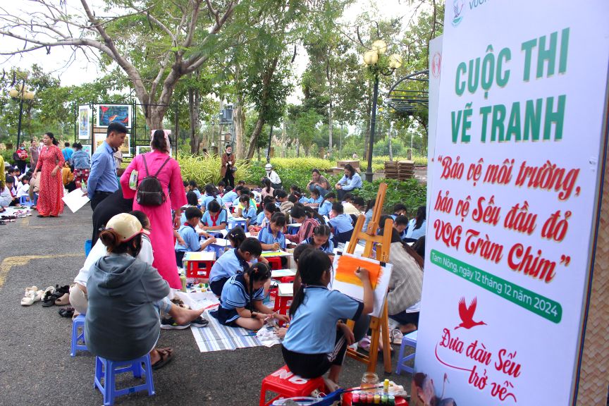 Gan 300 hoa si “nhi” la hoc sinh lop cuoi cap Tieu hoc tren dia ban huyen Tam Nong tham gia cuoc thi ve tranh Seu dau do tai Vuon Quoc gia Tram Chim. Anh: Thanh Mai