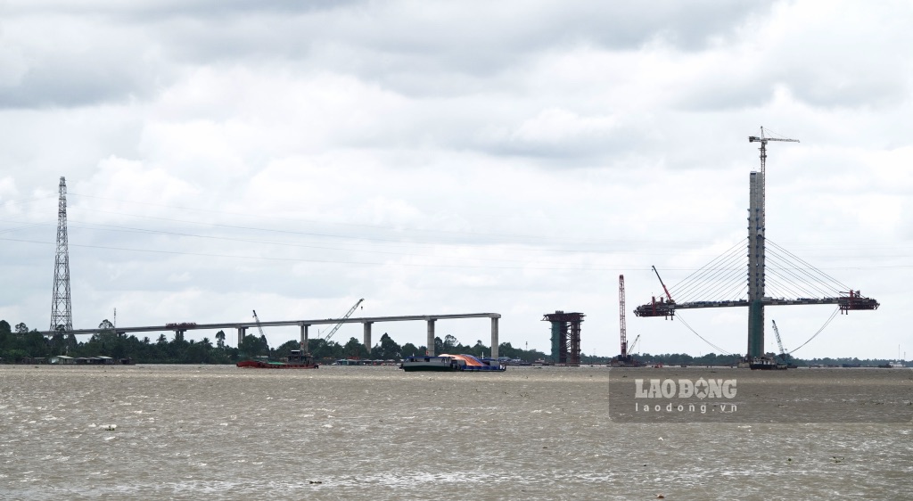As of December 9, the overall progress of the Rach Mieu 2 Bridge project has reached more than 71%, 0.49% faster than planned. Photo: Thanh Nhan