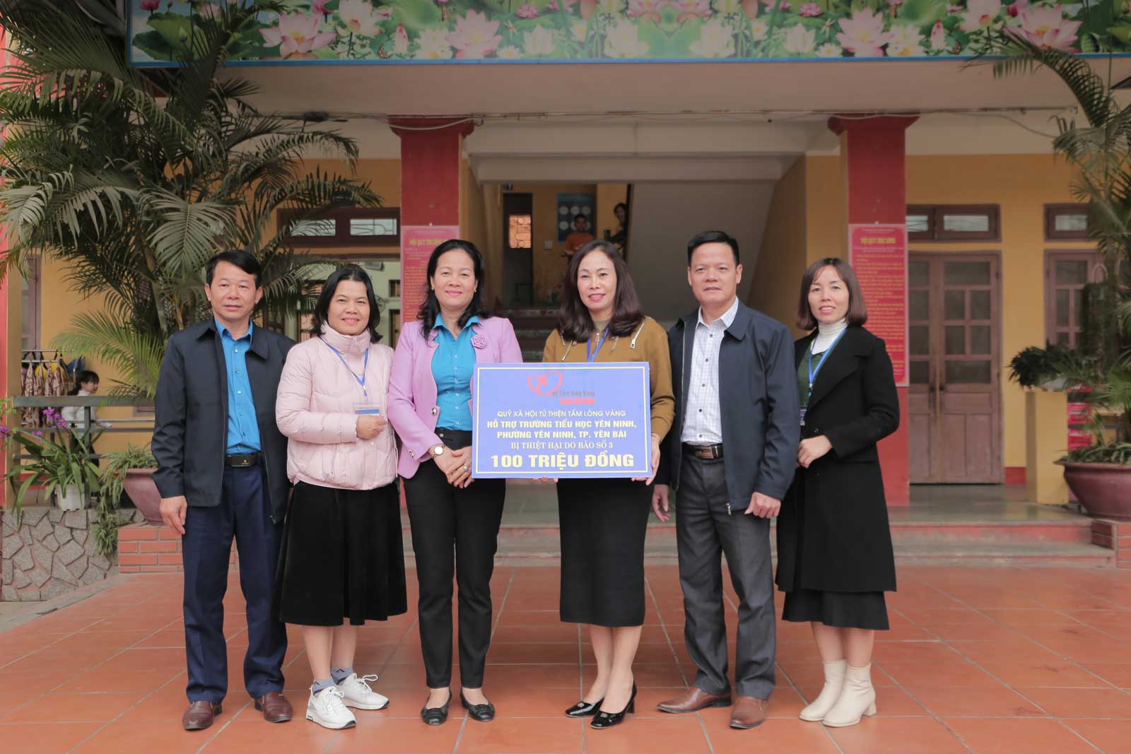 100 trieu dong duoc trao cho Truong Tieu hoc Yen Ninh, TP Yen Bai. Anh: Tran Bui