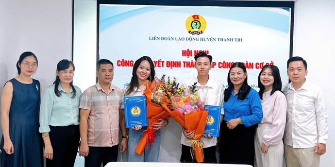 LĐLĐ huyện Thanh Trì (Hà Nội) tổ chức lễ trao quyết định thành lập công đoàn cơ sở và kết nạp đoàn viên. Ảnh: Công đoàn Hà Nội