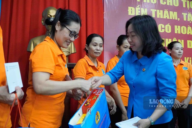 Phó Chủ tịch Thường trực Tổng LĐLĐ Việt Nam Thái Thu Xương tặng quà Tết cho công nhân, người lao động huyện Châu Thành (Kiên Giang). Ảnh: Nguyên Anh