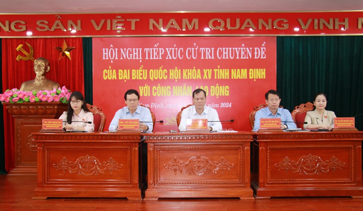 Các đại biểu Quốc hội khóa XV tỉnh Nam Định tiếp xúc cử tri là cán bộ công đoàn, công nhân. Ảnh: Lương Hà