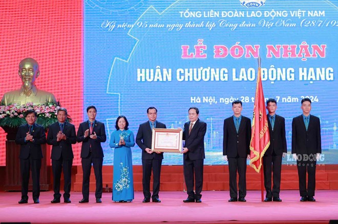 Ủy viên Bộ Chính trị, Chủ tịch Quốc hội Nước Cộng hòa xã hội chủ nghĩa Việt Nam Trần Thanh Mẫn thay mặt lãnh đạo Đảng, Nhà nước trao tặng Huân chương Lao động hạng Nhất cho Tổng LĐLĐ Việt Nam. Ảnh: Hải Nguyễn
