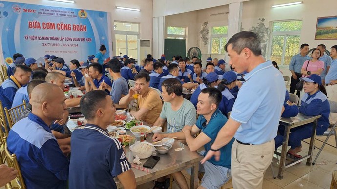 Công đoàn Công ty CP Cao su Sao Vàng tổ chức “Bữa cơm công đoàn” cho đoàn viên, người lao động. Ảnh: Huy Thông