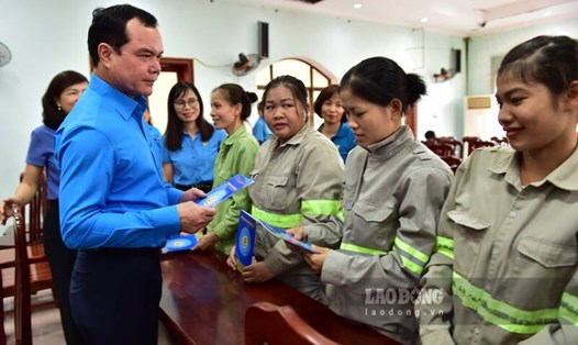 Chủ tịch Tổng LĐLĐVN Nguyễn Đình Khang tặng quà hỗ trợ công nhân Công ty Cổ phần Dịch vụ Môi trường và Quản lý đô thị (Tuyên Quang). Ảnh: Việt Bắc