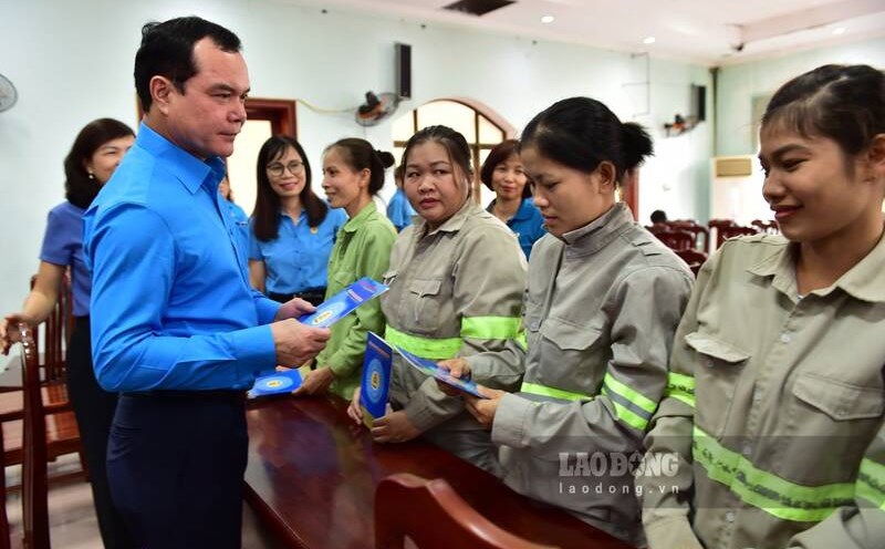 President of the Vietnam General Confederation of Labor Nguyen Dinh Khang presents gifts to support workers of the Urban Management and Environmental Services Joint Stock Company (Tuyen Quang). Photo: Viet Bac