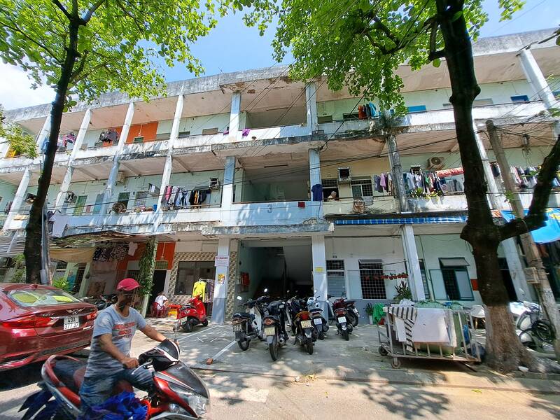 Da Nang residents live in fear in three dilapidated apartment buildings. Photo: Nguyen Linh