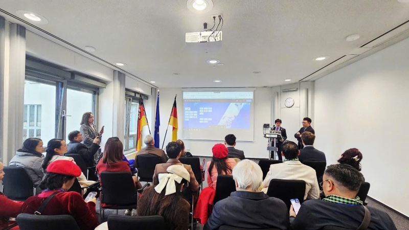 Meey Group Chairman shares experience in applying real estate technology at a working session with the Ministry of Economy, Transport, Agriculture and Viticulture of Rhineland-Pfalz State (Germany). Photo: Meey Group