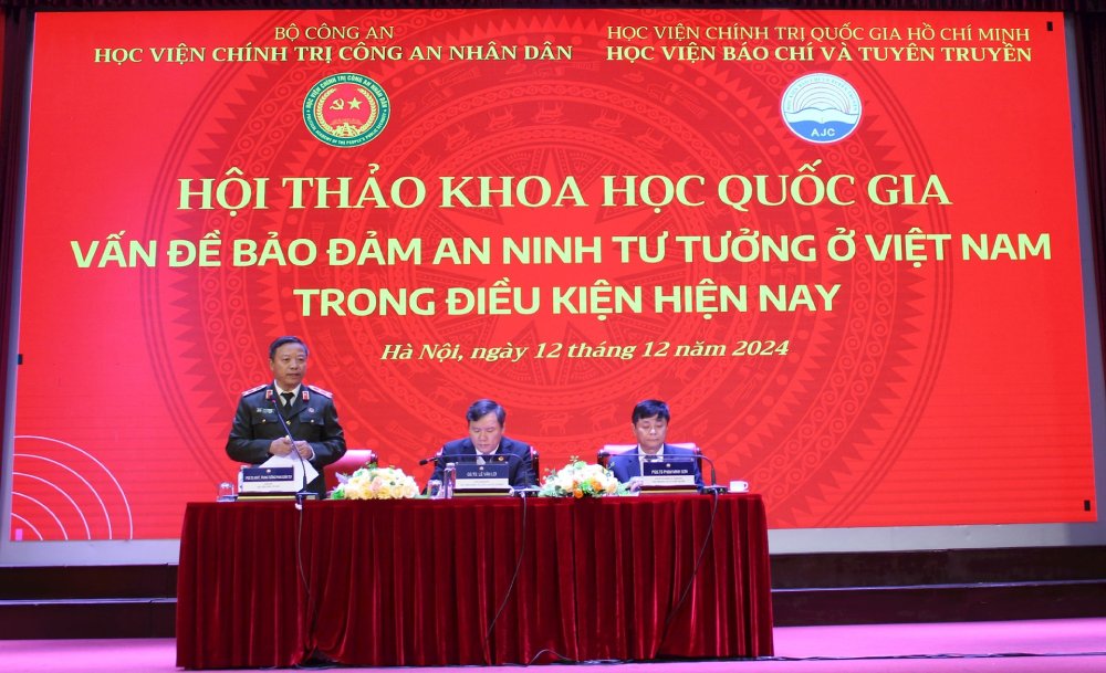 National scientific conference with the theme "The issue of ensuring ideological security in Vietnam under current conditions" on the afternoon of December 12 in Hanoi. Photo: T.Vuong