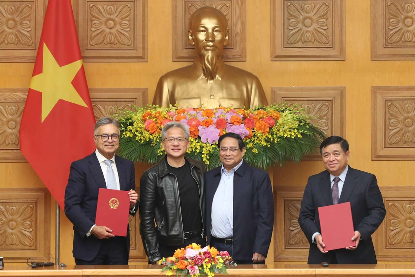 Prime Minister Pham Minh Chinh and Mr. Jensen Huang, President and CEO of NVIDIA Corporation (USA) witnessed the signing ceremony of a cooperation agreement between the Vietnamese Government and NVIDIA Corporation on research and development of artificial intelligence AI. Photo: MPI