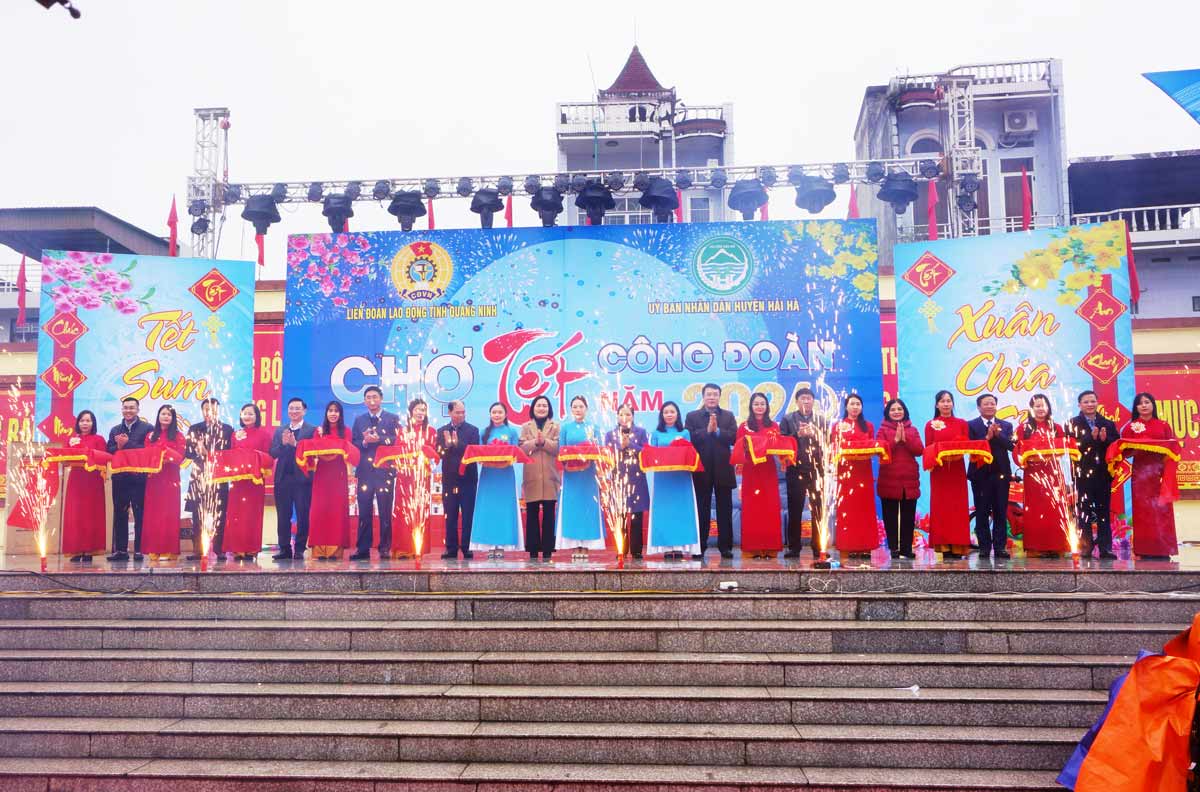 Delegates cut the ribbon to open the "2024 Trade Union Tet Market" in Hai Ha district, Quang Ninh province. Photo: Doan Hung