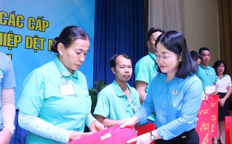 Ms. Nguyen Kim Loan - President of Binh Duong Provincial Labor Federation presents gifts to support workers in difficulty. Photo: Dinh Trong