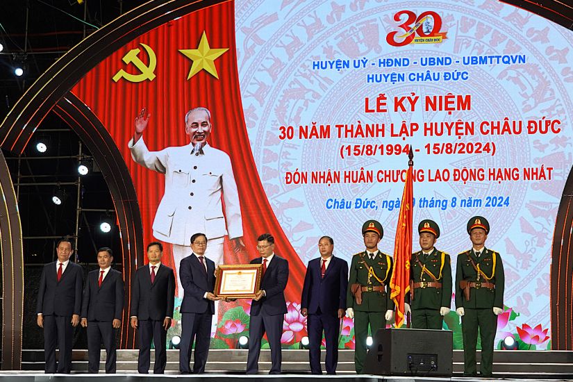 With many achievements, Chau Duc district was honored to receive the First Class Labor Medal for the second time on the occasion of its 30th anniversary. Photo: Thanh An