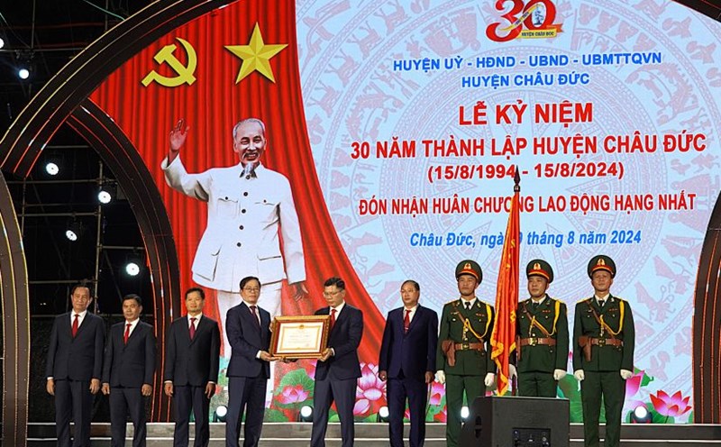 With many achievements, Chau Duc district was honored to receive the First Class Labor Medal for the second time on the occasion of its 30th anniversary. Photo: Thanh An