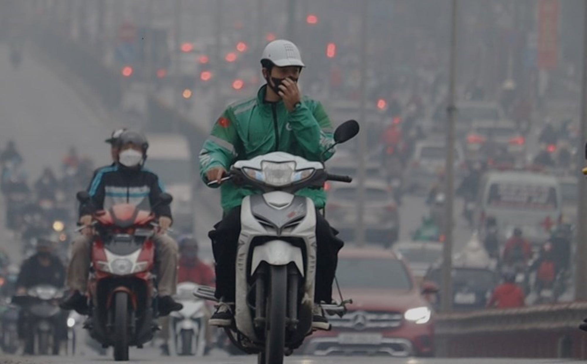 Air pollution from traffic is threatening public health. Photo: Cao Thom