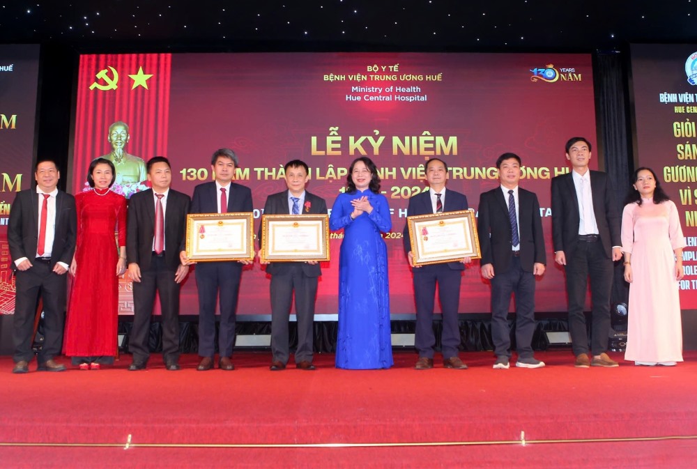 Vice President Vo Thi Anh Xuan awarded the Labor Medal to Prof. Dr. Pham Nhu Hiep (left) - Director of Hue Central Hospital and 2 groups of Hue Central Hospital. Photo: Lan Huong