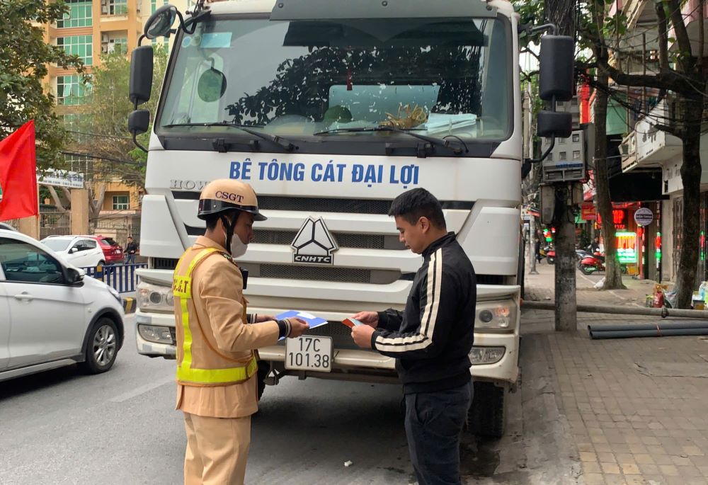 Officers of the Traffic Police and Order Team - Thai Binh City Police conducted an inspection of the driver of the "Cat Dai Loi Concrete" vehicle for traffic violations. Photo: Nam Hong