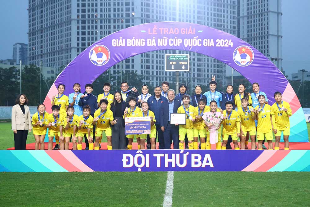 Doi nu TPHCM tren buc nhan huy chuong. Anh: VFF