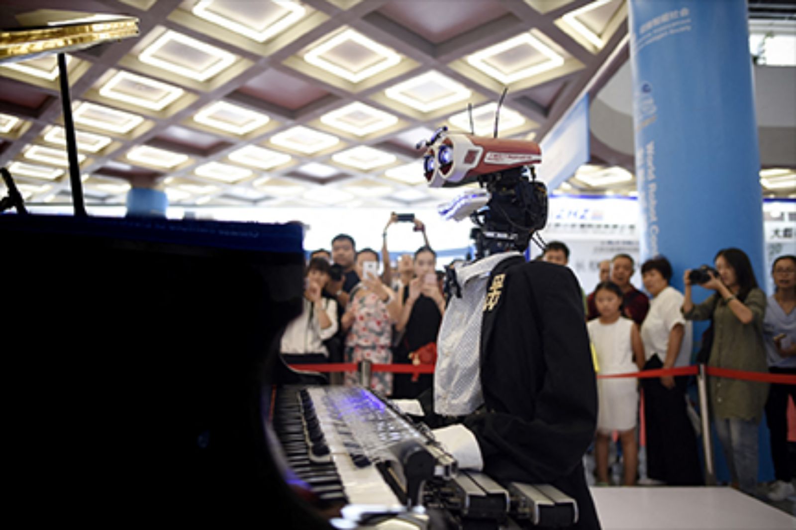 Mot chu robot co ten “Teotronico” dang choi dan piano tai Hoi nghi Robot the gioi 2017 o Bac Kinh. Anh: AFP