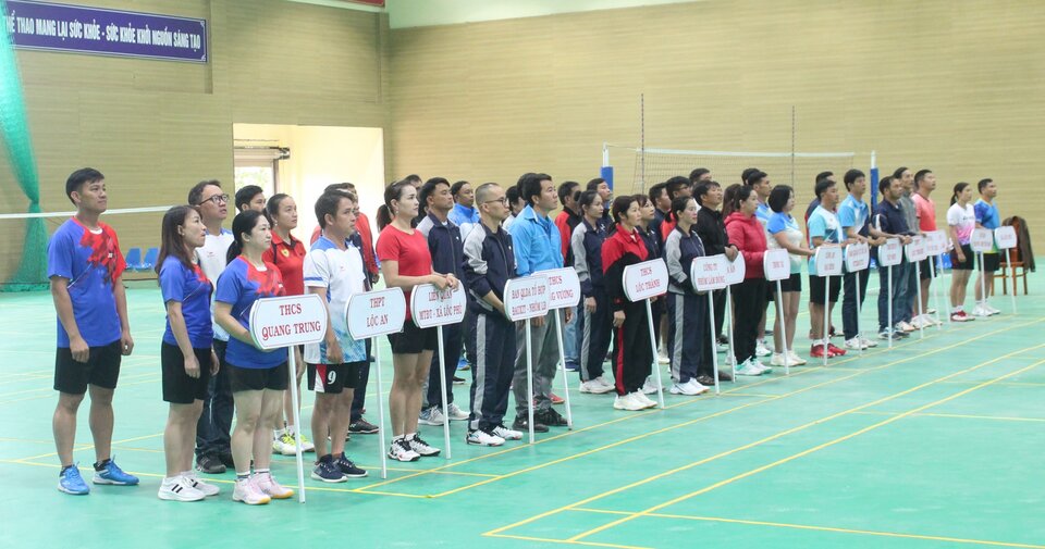 Bao Lam District Labor Federation (Lam Dong) organized a badminton tournament with more than 120 officials, union members and workers participating. Photo: H. Phuong