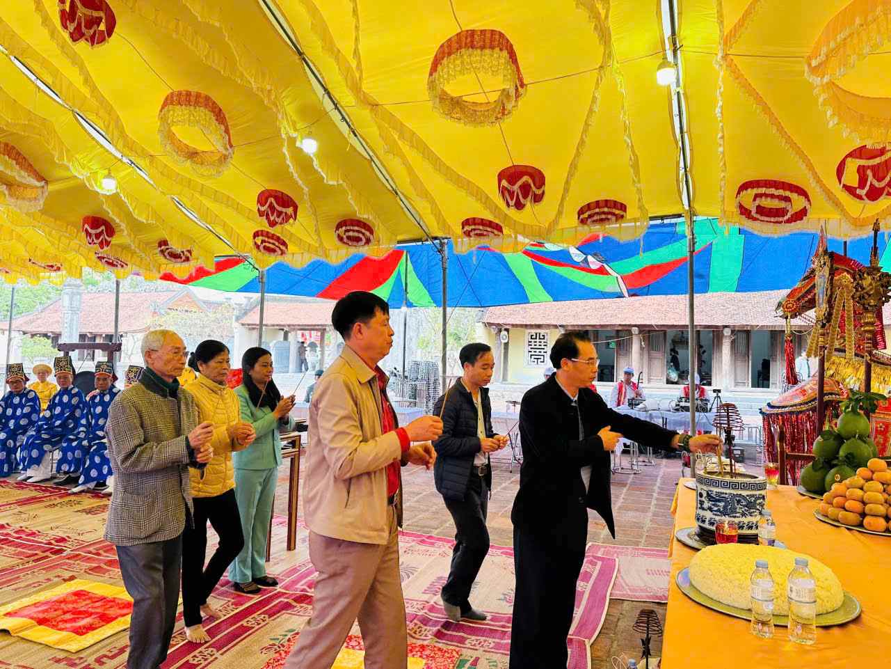 Delegates and people offer incense at the Dai Ky Phuoc ceremony. Photo: Thuy Nguyen Portal, Hai Phong