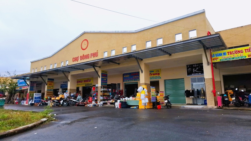 Dong Phu Market, Que Son, Quang Nam has an area of ​​over 1.6 hectares, with a capacity of over 2,100 people, but currently has no parking lot. Photo: Nguyen Hoang
