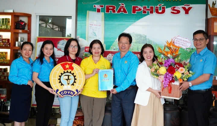 Bao Loc City Labor Federation presented the decision to establish and recognize the Executive Committee of the Trade Union of Phu Sy Tea Company Limited. Photo: H. Thanh