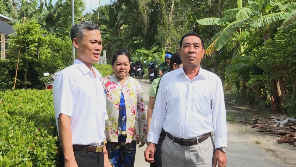 Mr. Danh Thach (right) is always exemplary and devoted to the Khmer people. Photo: Xuan Nhi