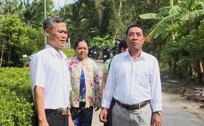 Mr. Danh Thach (right) is always exemplary and devoted to the Khmer people. Photo: Xuan Nhi