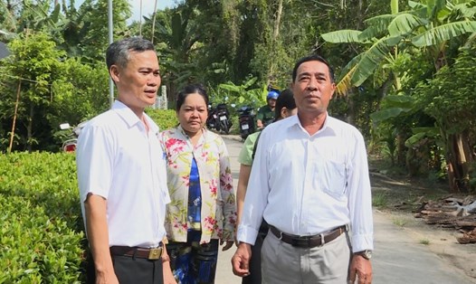 Ông Danh Thạch (phải) luôn gương mẫu, hết lòng vì bà con đồng bào dân tộc Khmer. Ảnh: Xuân Nhi