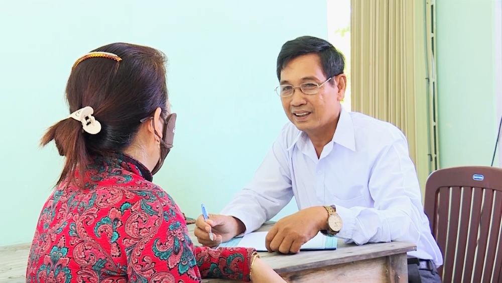 Mr. Tai examines and provides health consultation to Khmer ethnic people in the area. Photo: Xuan Nhi