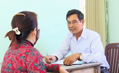 Mr. Tai examines and provides health consultation to Khmer ethnic people in the area. Photo: Xuan Nhi