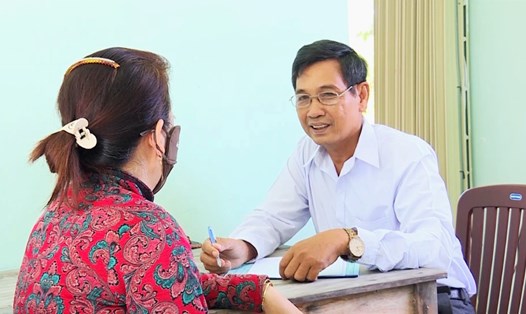 Ông Tài thăm khám, tư vấn sức khỏe cho bà con đồng bào dân tộc Khmer trong vùng. Ảnh: Xuân Nhi
