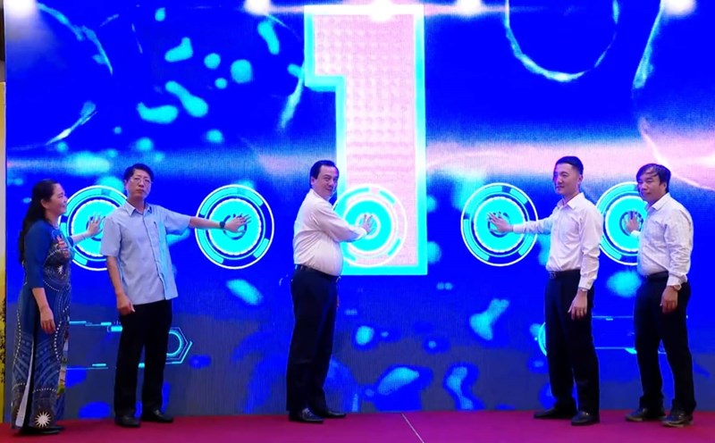 Representatives of Ninh Binh province and Vietnam National Tourism Administration pressed the button to launch the smart tourism application software "NinhBinhtourisminfo". Photo: Nguyen Truong