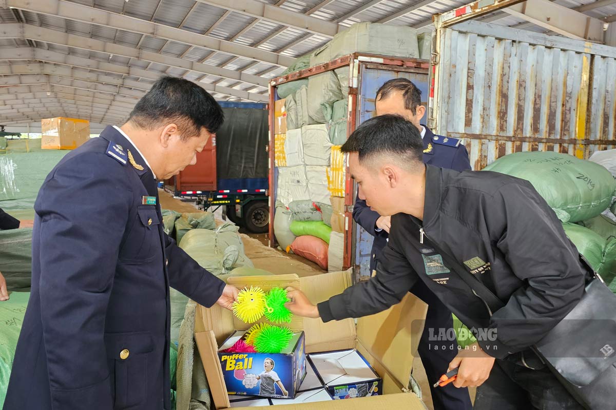 Officers of Mong Cai Border Gate Customs Branch (Quang Ninh) inspect a shipment of toys. Photo: Doan Hung