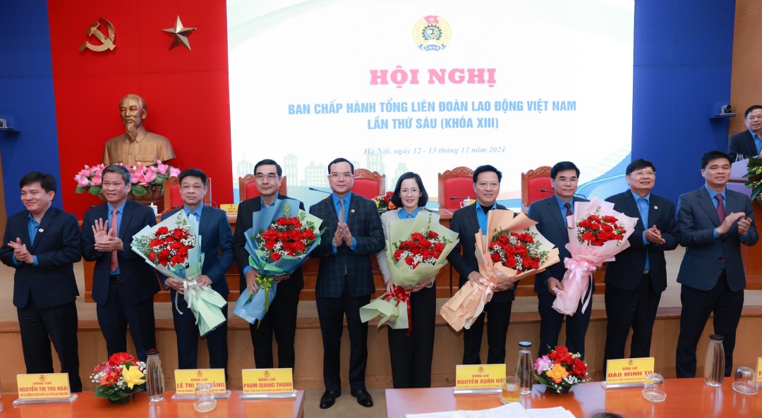 President of the Vietnam General Confederation of Labor Nguyen Dinh Khang and Vice Presidents of the Vietnam General Confederation of Labor congratulated the comrades elected to the Executive Committee and Inspection Committee of the Vietnam General Confederation of Labor for the 2023-2028 term. Photo: Hai Nguyen